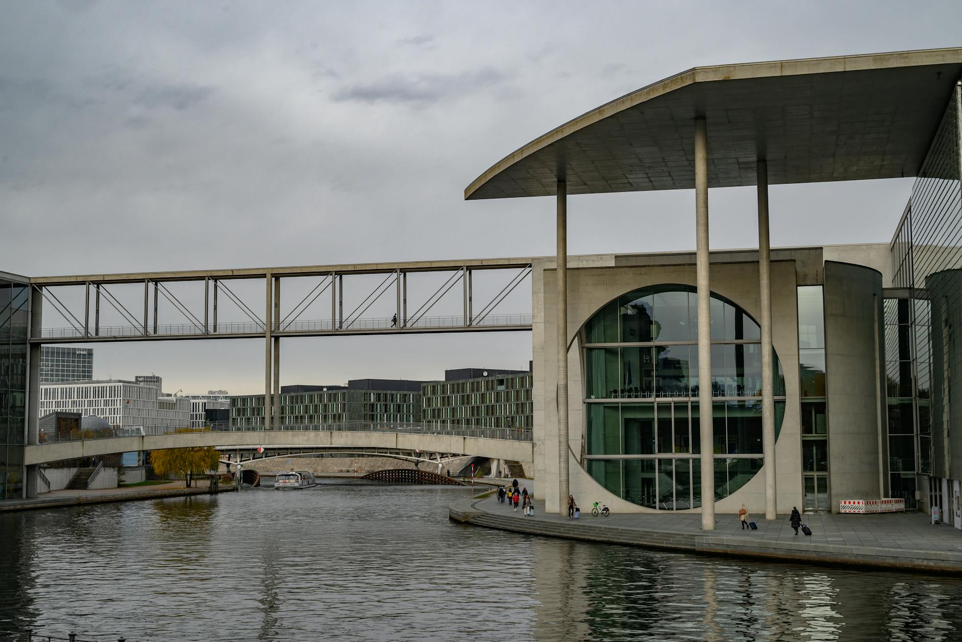 Illustration zu Rihanna Haus Beschossen