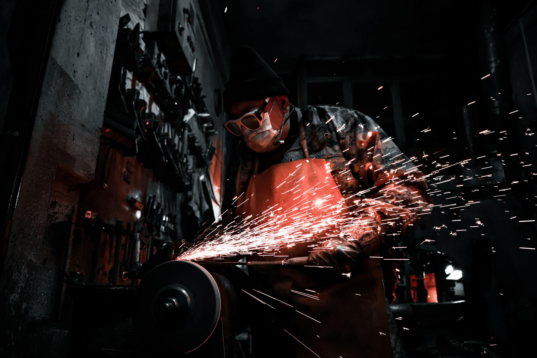 Symbolbild zum Thema Arbeitsunfall Lederfabrik