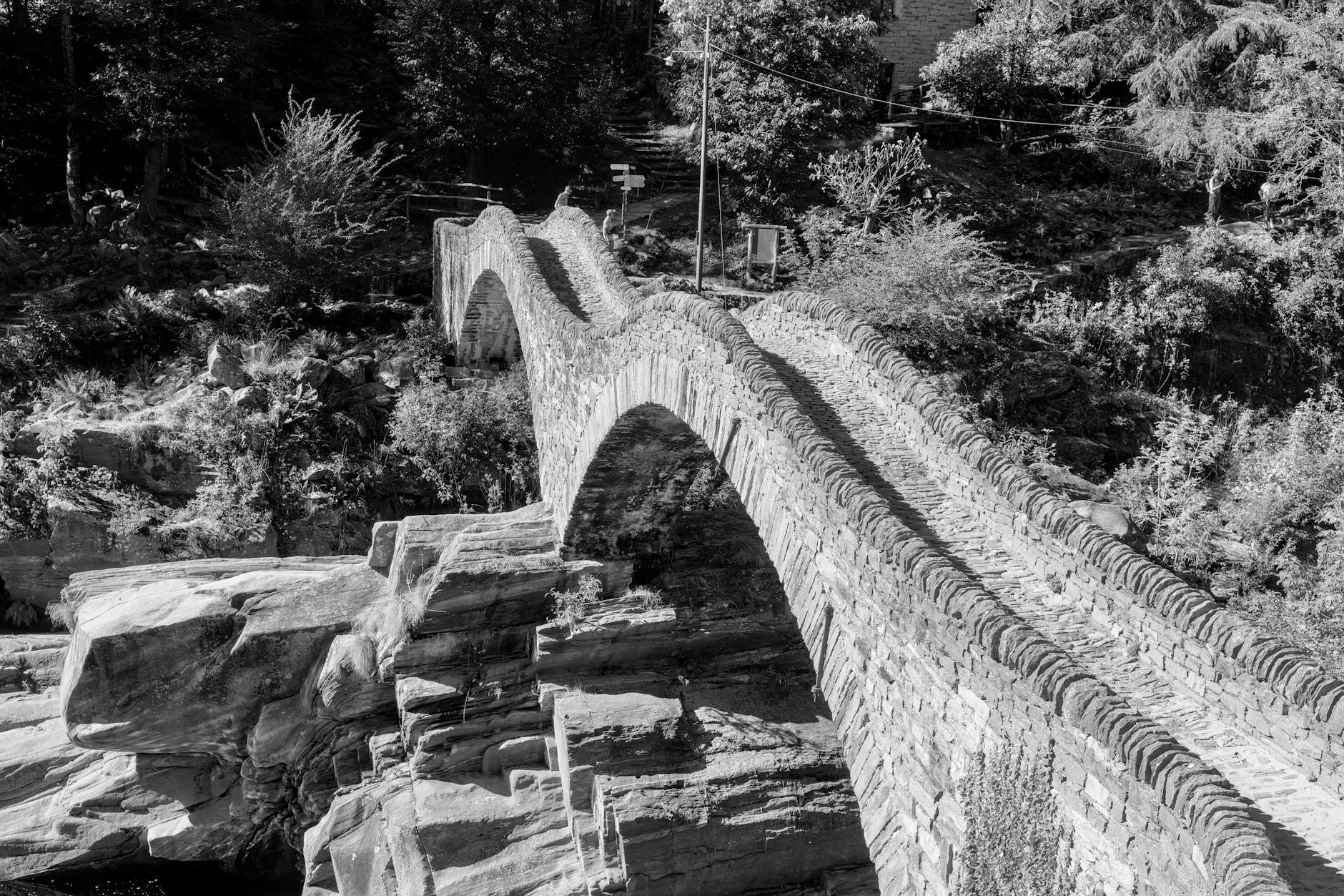 Illustration zu Italien Brücke Eingestuerzt