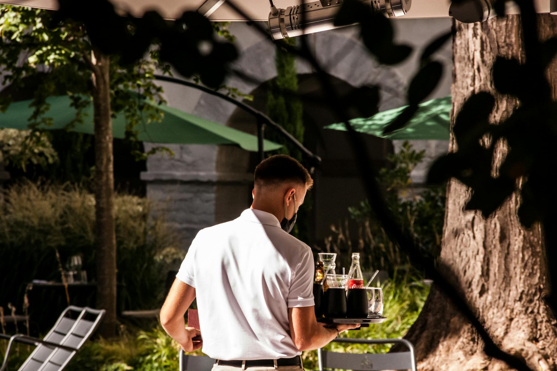 Symbolbild zum Thema Kellnerin Alex Gehalt