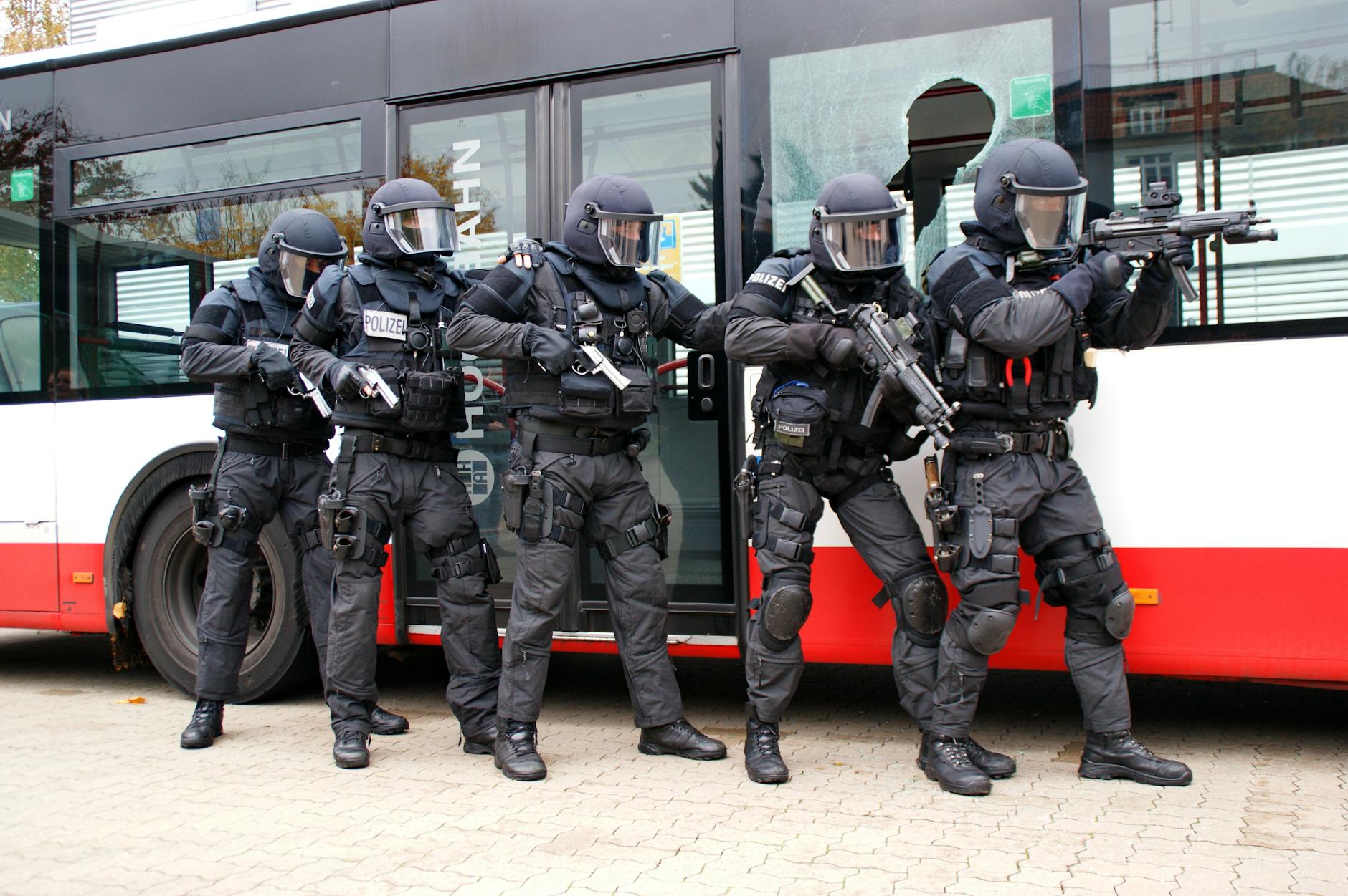 Toter Polizist Waffen Detailansicht: Toter Polizist Waffen