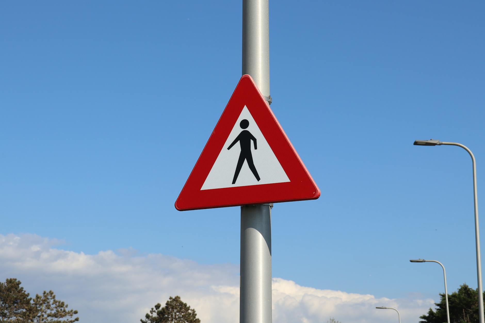 Symbolbild zum Thema Verkehrssicherheit Warndreieck