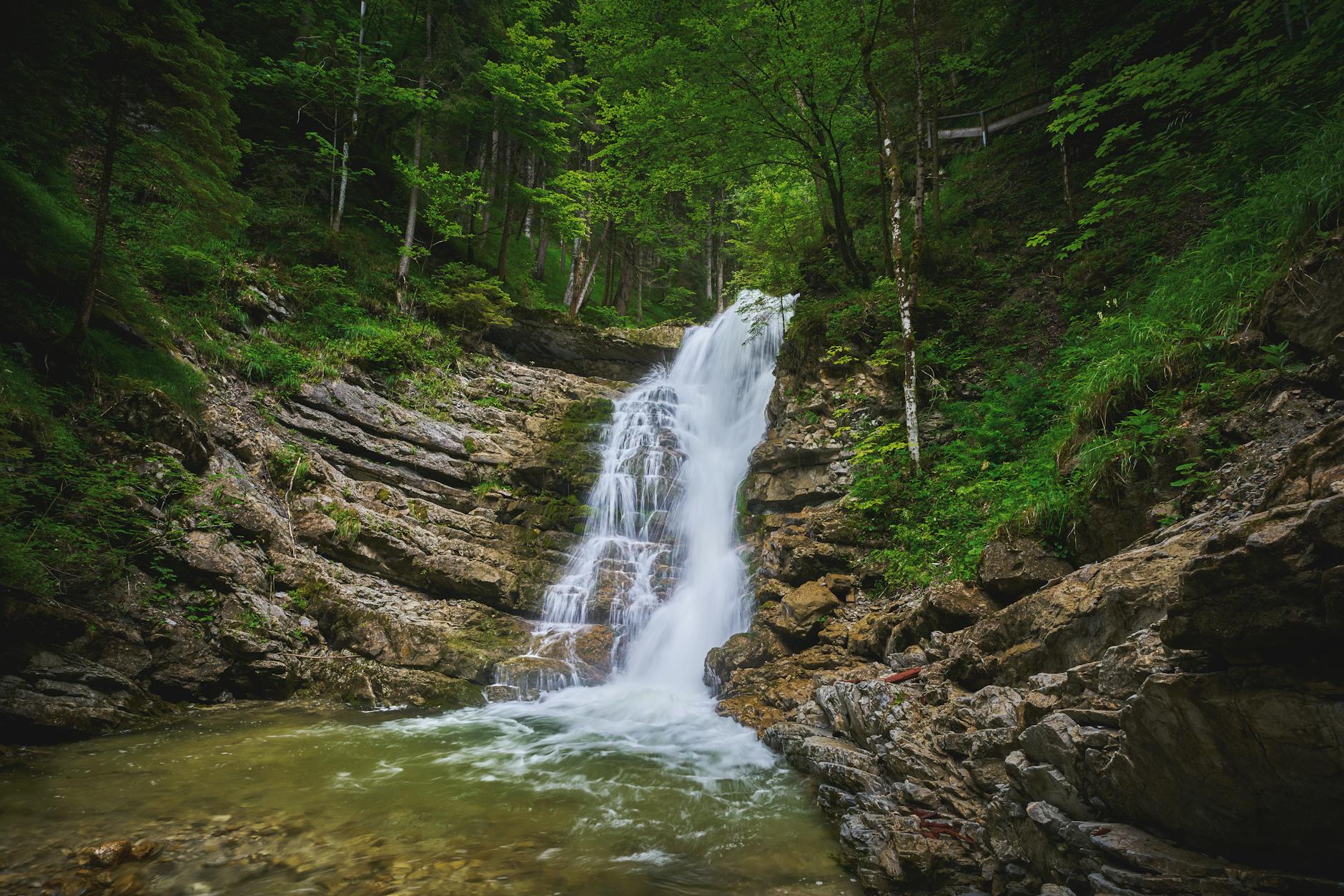 Illustration zu Absturz Wasserfall österreich
