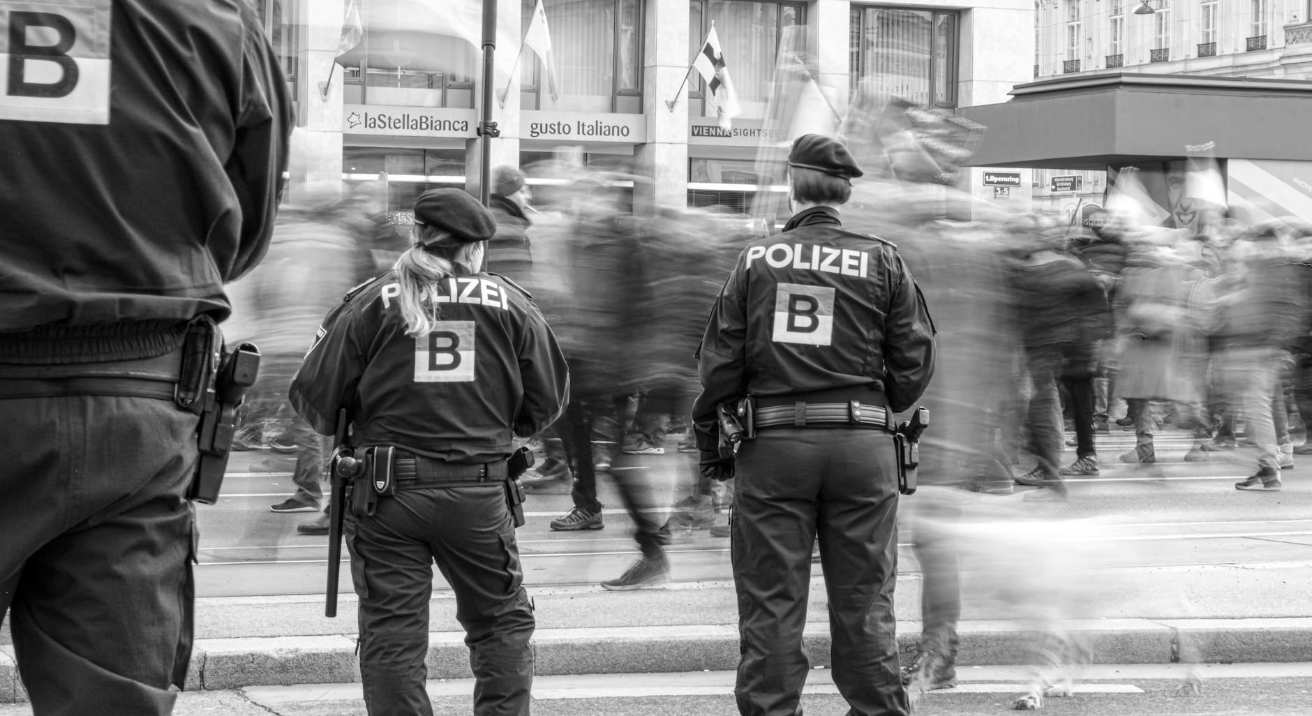 Berlin Polizist Rennen Symbolbild zum Thema Berlin Polizist Rennen
