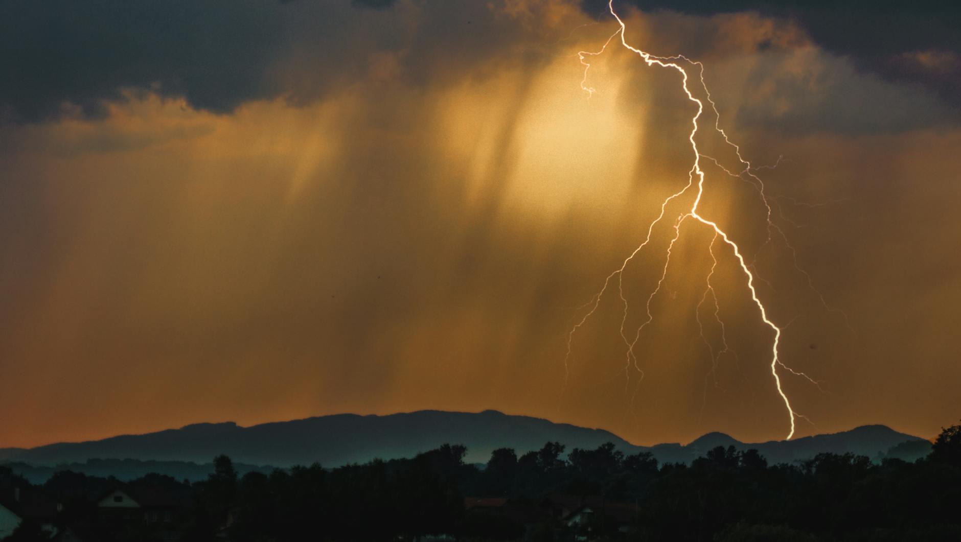 Gewitter Vorhersage Symbolbild zum Thema Gewitter Vorhersage