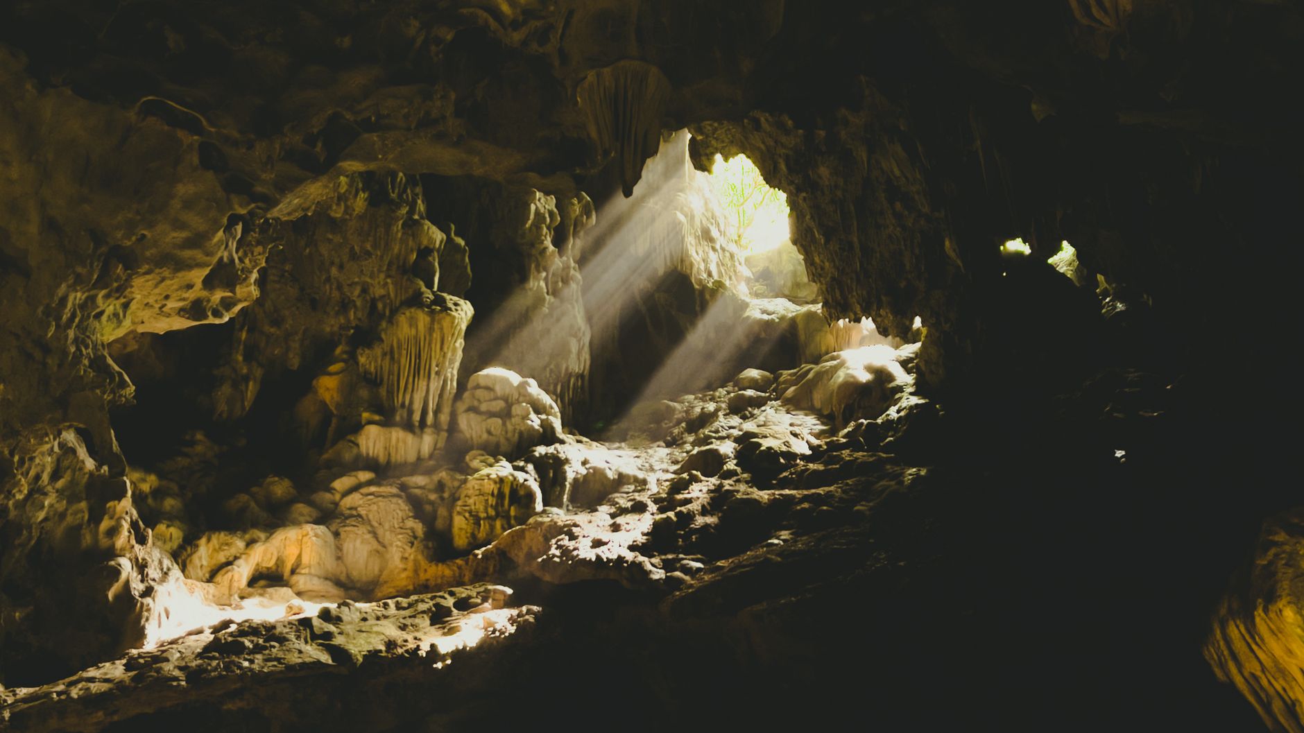 Symbolbild zum Thema Goldsucher Laos Höhle