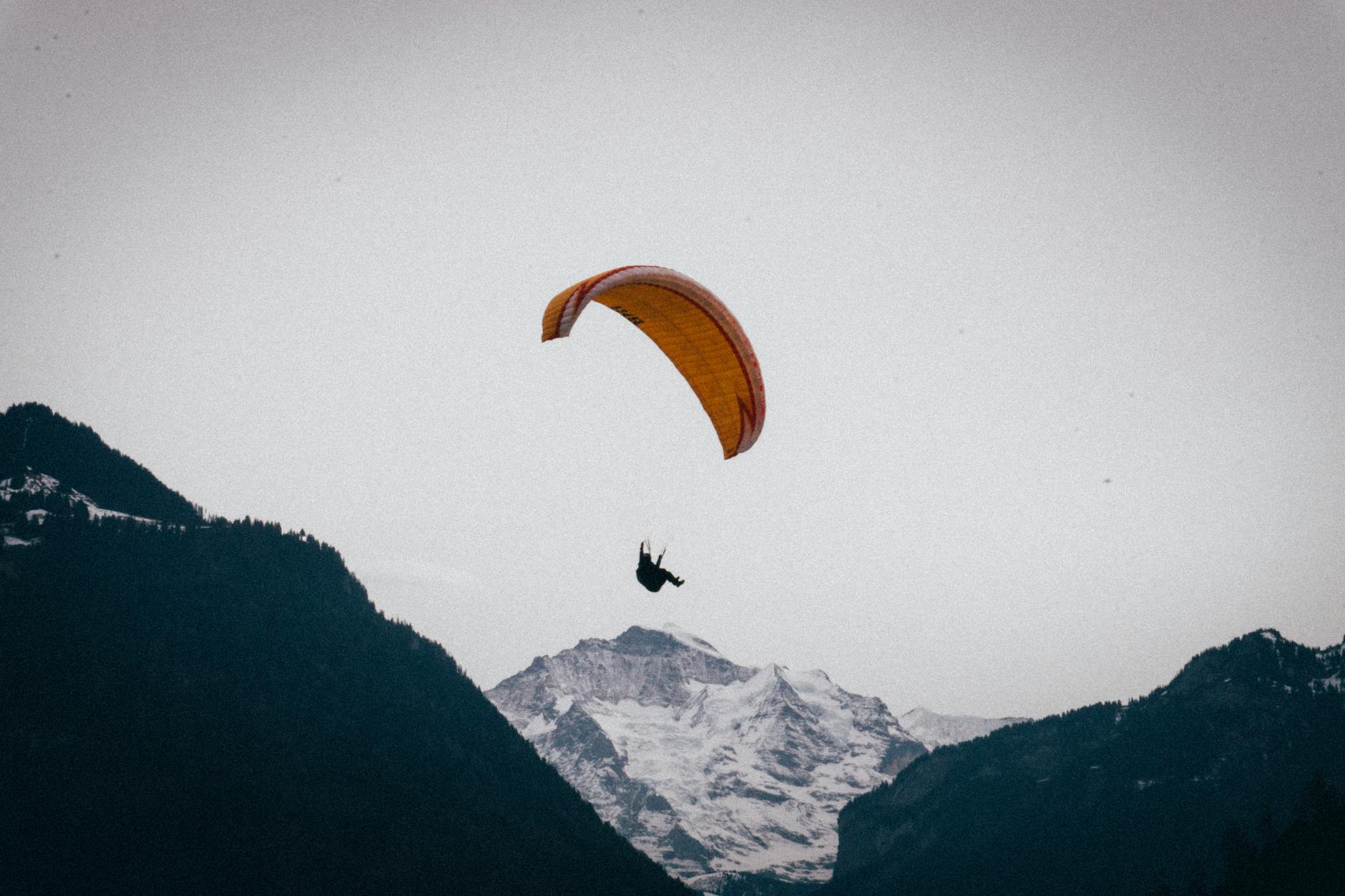 Illustration zu Paragliderin Unfall Video
