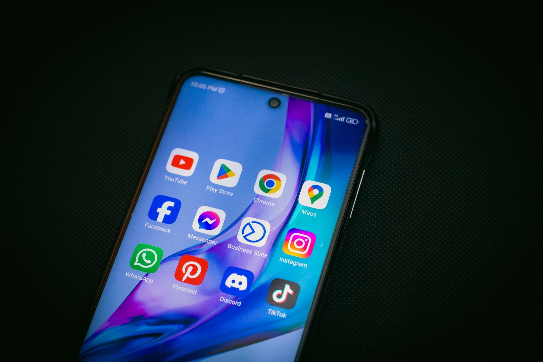 Illustration zu Schüler Suspendiert TikTok