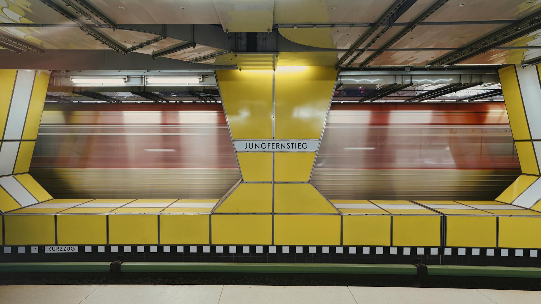 Stellwerksausfall Bahn Symbolbild zum Thema Stellwerksausfall Bahn